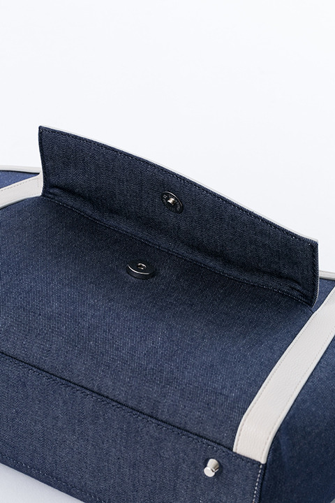 『血界戦線 & BEYOND』コラボレーション バッグ 12,800円（税別）レオナルド・ウォッチモデル(C)2017 内藤泰弘／集英社・血界戦線 & BEYOND製作委員会