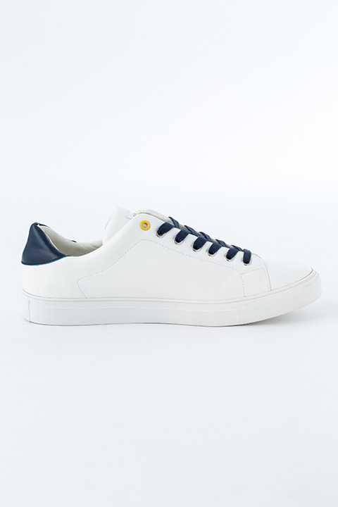 『血界戦線 & BEYOND』コラボレーション スニーカー 10,800円（税別）レオナルド・ウォッチモデル(C)2017 内藤泰弘／集英社・血界戦線 & BEYOND製作委員会