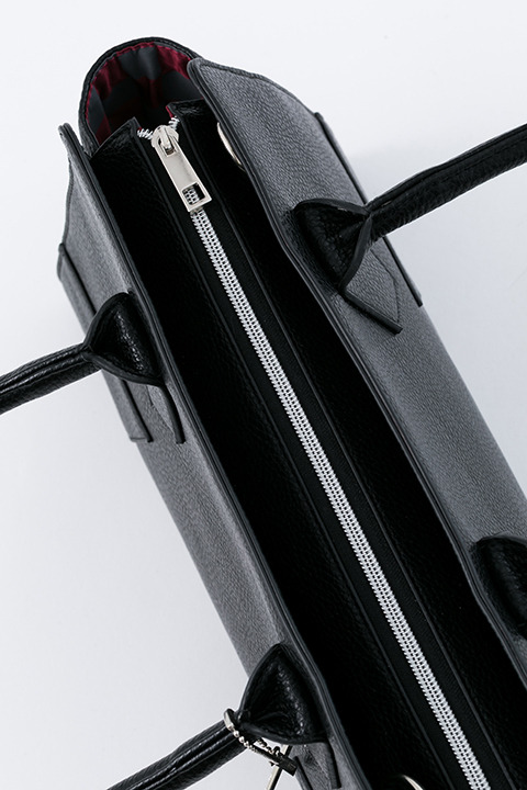 『血界戦線 & BEYOND』コラボレーション バッグ 12,800円（税別）クラウス・V・ラインヘルツモデル(C)2017 内藤泰弘／集英社・血界戦線 & BEYOND製作委員会