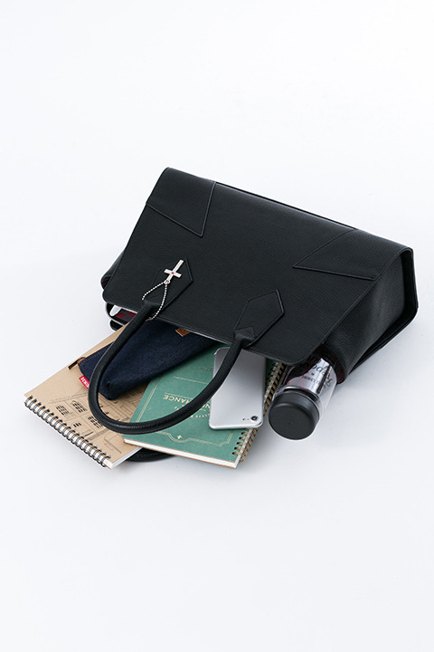 『血界戦線 & BEYOND』コラボレーション バッグ 12,800円（税別）クラウス・V・ラインヘルツモデル(C)2017 内藤泰弘／集英社・血界戦線 & BEYOND製作委員会