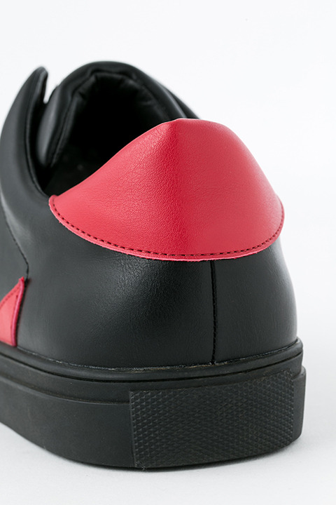 『血界戦線 & BEYOND』コラボレーション スニーカー 10,800円（税別）クラウス・V・ラインヘルツモデル(C)2017 内藤泰弘／集英社・血界戦線 & BEYOND製作委員会