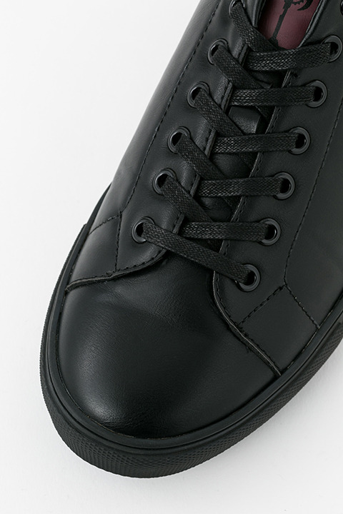 『血界戦線 & BEYOND』コラボレーション スニーカー 10,800円（税別）クラウス・V・ラインヘルツモデル(C)2017 内藤泰弘／集英社・血界戦線 & BEYOND製作委員会