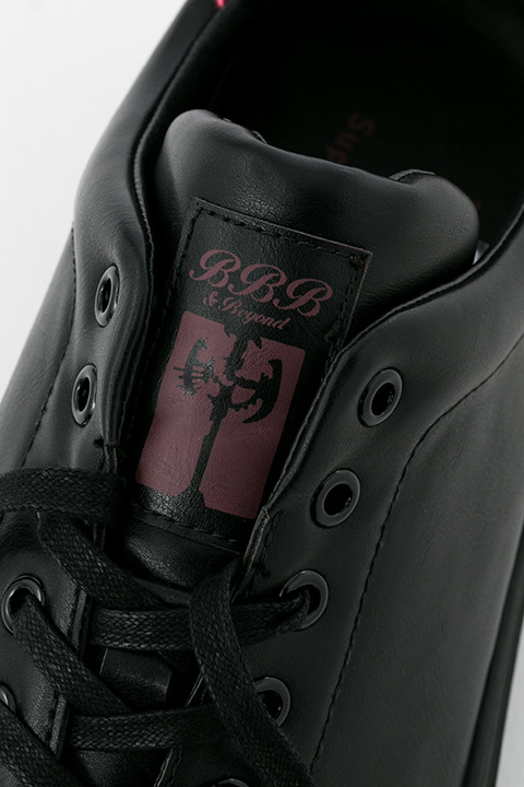 『血界戦線 & BEYOND』コラボレーション スニーカー 10,800円（税別）クラウス・V・ラインヘルツモデル(C)2017 内藤泰弘／集英社・血界戦線 & BEYOND製作委員会