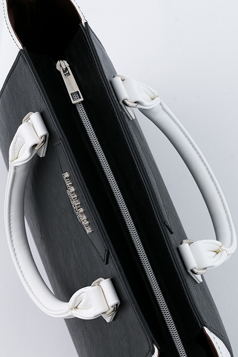 『血界戦線 & BEYOND』コラボレーション バッグ 12,800円（税別）ザップ・レンフロモデル(C)2017 内藤泰弘／集英社・血界戦線 & BEYOND製作委員会