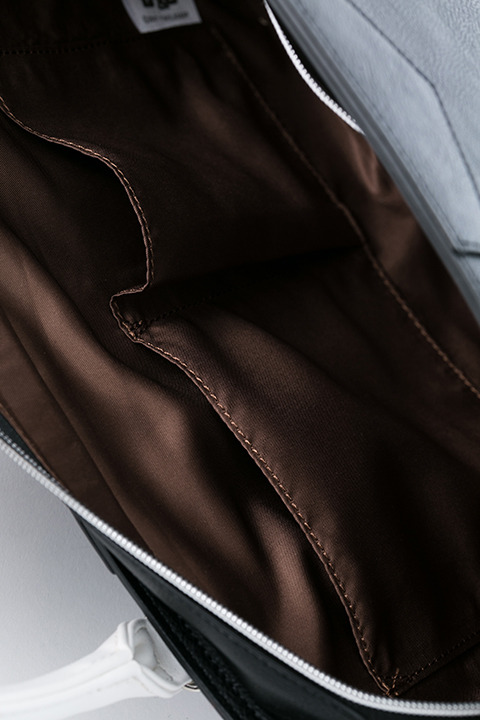 『血界戦線 & BEYOND』コラボレーション バッグ 12,800円（税別）ザップ・レンフロモデル(C)2017 内藤泰弘／集英社・血界戦線 & BEYOND製作委員会