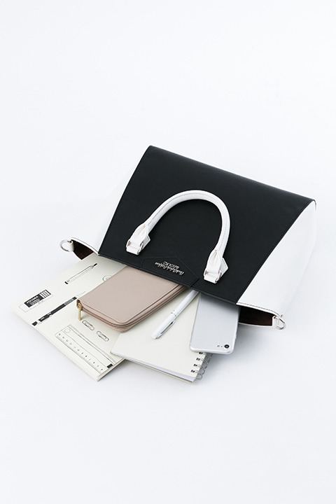 『血界戦線 & BEYOND』コラボレーション バッグ 12,800円（税別）ザップ・レンフロモデル(C)2017 内藤泰弘／集英社・血界戦線 & BEYOND製作委員会