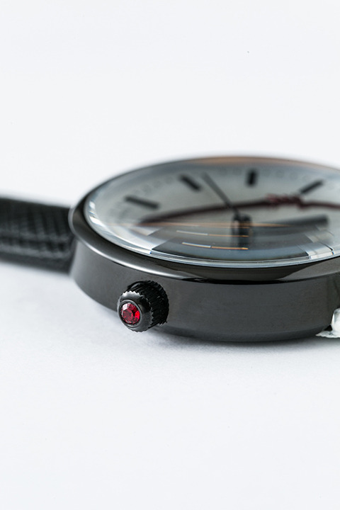 『血界戦線 & BEYOND』コラボレーション 腕時計 12,800円（税別）ザップ・レンフロモデル(C)2017 内藤泰弘／集英社・血界戦線 & BEYOND製作委員会