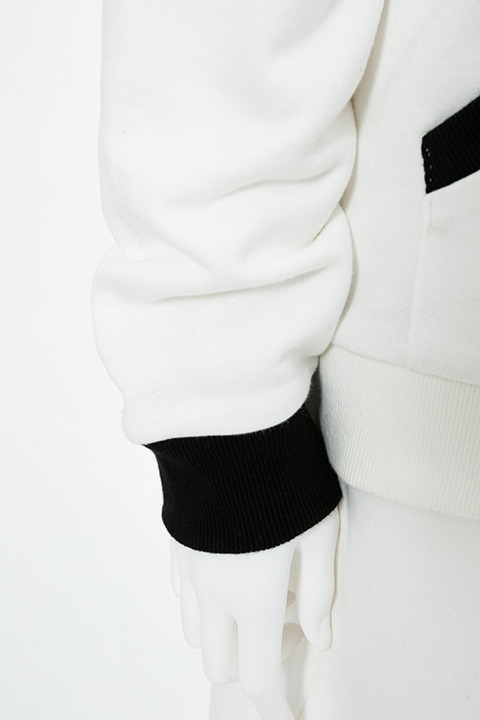 『血界戦線 & BEYOND』コラボレーション ルームウェア 10,800円（税別）ザップ・レンフロモデル(C)2017 内藤泰弘／集英社・血界戦線 & BEYOND製作委員会