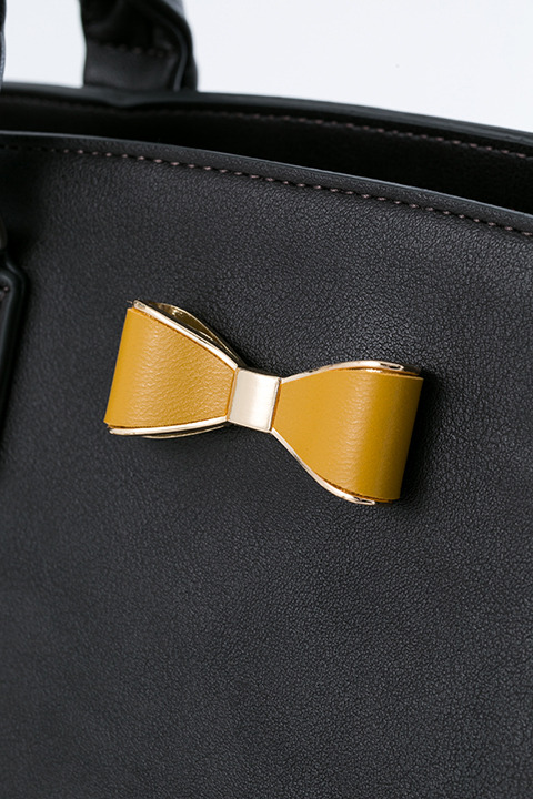 『血界戦線 & BEYOND』コラボレーション バッグ 12,800円（税別）スティーブン・A・スターフェイズモデル(C)2017 内藤泰弘／集英社・血界戦線 & BEYOND製作委員会