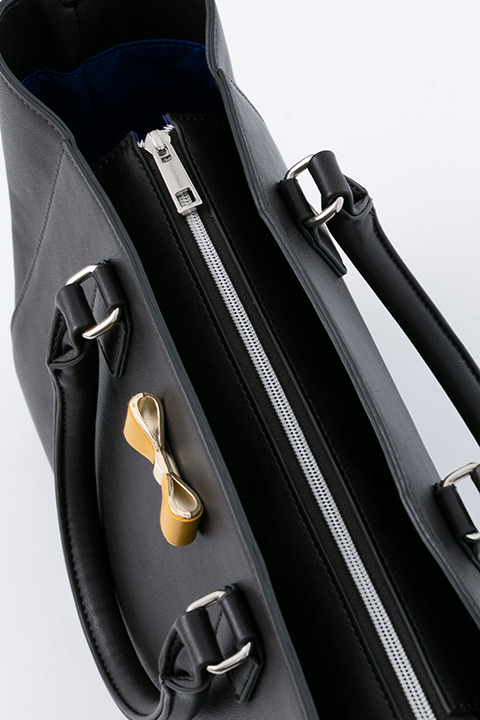 『血界戦線 & BEYOND』コラボレーション バッグ 12,800円（税別）スティーブン・A・スターフェイズモデル(C)2017 内藤泰弘／集英社・血界戦線 & BEYOND製作委員会