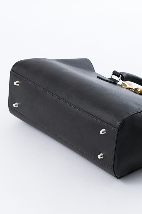 『血界戦線 & BEYOND』コラボレーション バッグ 12,800円（税別）スティーブン・A・スターフェイズモデル(C)2017 内藤泰弘／集英社・血界戦線 & BEYOND製作委員会