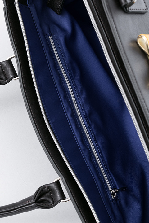 『血界戦線 & BEYOND』コラボレーション バッグ 12,800円（税別）スティーブン・A・スターフェイズモデル(C)2017 内藤泰弘／集英社・血界戦線 & BEYOND製作委員会