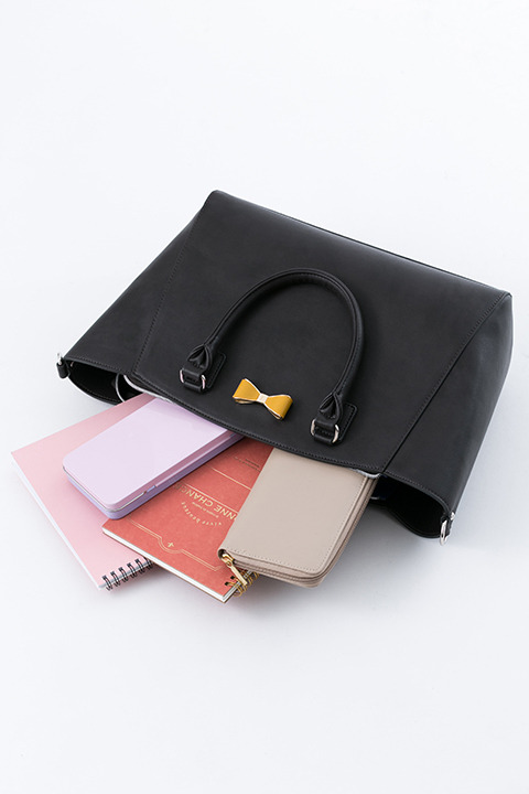 『血界戦線 & BEYOND』コラボレーション バッグ 12,800円（税別）スティーブン・A・スターフェイズモデル(C)2017 内藤泰弘／集英社・血界戦線 & BEYOND製作委員会