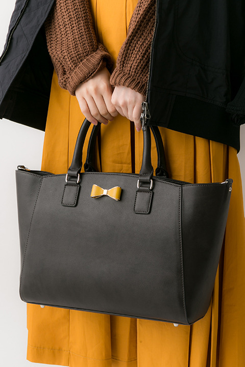 『血界戦線 & BEYOND』コラボレーション バッグ 12,800円（税別）スティーブン・A・スターフェイズモデル(C)2017 内藤泰弘／集英社・血界戦線 & BEYOND製作委員会