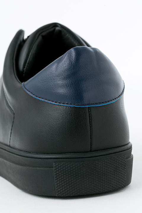 『血界戦線 & BEYOND』コラボレーション スニーカー 10,800円（税別）スティーブン・A・スターフェイズモデル(C)2017 内藤泰弘／集英社・血界戦線 & BEYOND製作委員会