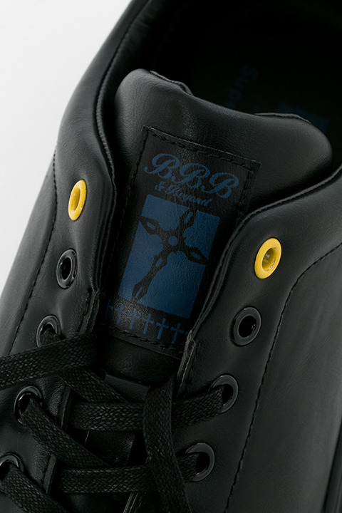 『血界戦線 & BEYOND』コラボレーション スニーカー 10,800円（税別）スティーブン・A・スターフェイズモデル(C)2017 内藤泰弘／集英社・血界戦線 & BEYOND製作委員会