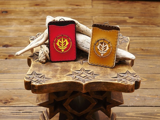 「パスケース」価格:12,960円（すべて税込・手数料別途）(C)創通・サンライズ