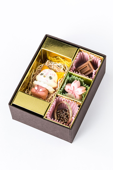 『刀剣乱舞-ONLINE-』コラボレーション　チャームセット（こんのすけ ストロベリーチョコ モデル）9,800円（税別）(C)2015-2018 DMM GAMES/Nitroplus