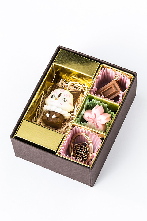 『刀剣乱舞-ONLINE-』コラボレーション　チャームセット（こんのすけ ミルクチョコ モデル）9,800円（税別）(C)2015-2018 DMM GAMES/Nitroplus