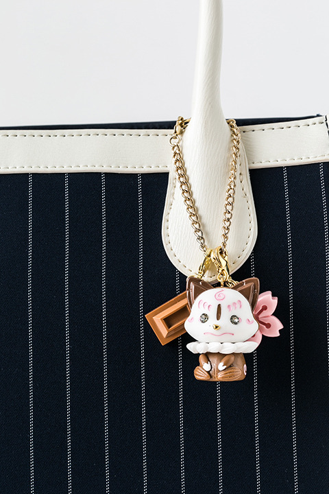 『刀剣乱舞-ONLINE-』コラボレーション　チャームセット（こんのすけ ミルクチョコ モデル）9,800円（税別）(C)2015-2018 DMM GAMES/Nitroplus