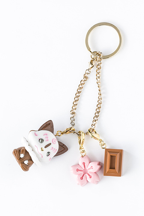 『刀剣乱舞-ONLINE-』コラボレーション　チャームセット（こんのすけ ミルクチョコ モデル）9,800円（税別）(C)2015-2018 DMM GAMES/Nitroplus