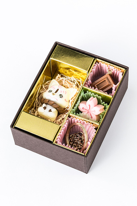 『刀剣乱舞-ONLINE-』コラボレーション　チャームセット（こんのすけ ホワイトチョコ モデル）9,800円（税別）(C)2015-2018 DMM GAMES/Nitroplus