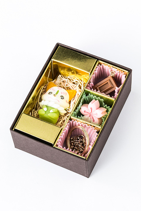 『刀剣乱舞-ONLINE-』コラボレーション　チャームセット（こんのすけ 抹茶チョコ モデル）9,800円（税別）(C)2015-2018 DMM GAMES/Nitroplus