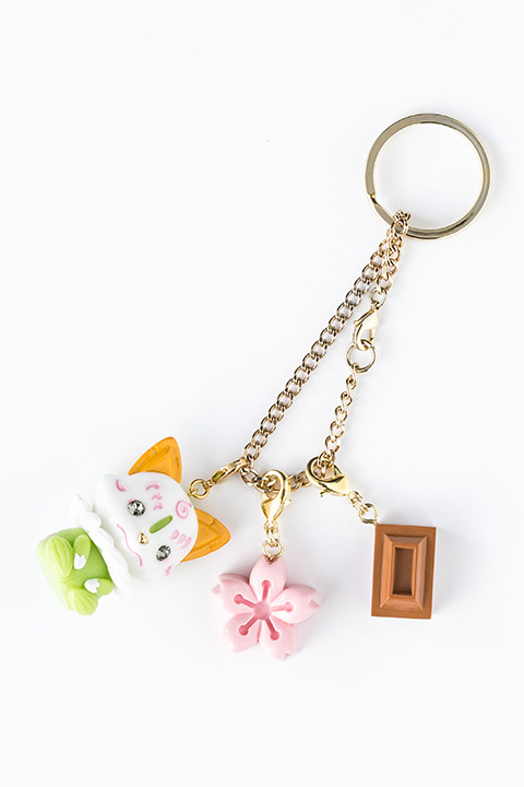 『刀剣乱舞-ONLINE-』コラボレーション　チャームセット（こんのすけ 抹茶チョコ モデル）9,800円（税別）(C)2015-2018 DMM GAMES/Nitroplus