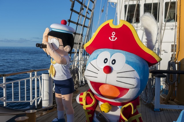 「甲板で2ショット」(C)藤子プロ・小学館・テレビ朝日・シンエイ・ADK 2018