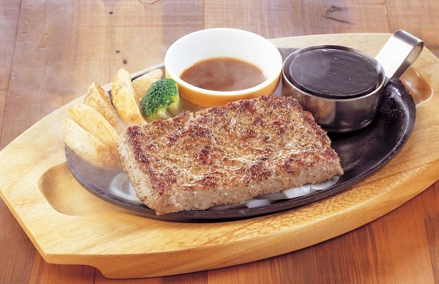 ビーフハンバーグステーキコンボセット（1,390円+税）(C)GIRLS und PANZER Finale Projekt