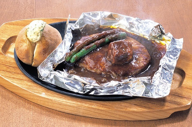 ココスの包み焼きハンバーグコンボセット（1,630円＋税）(C)GIRLS und PANZER Finale Projekt