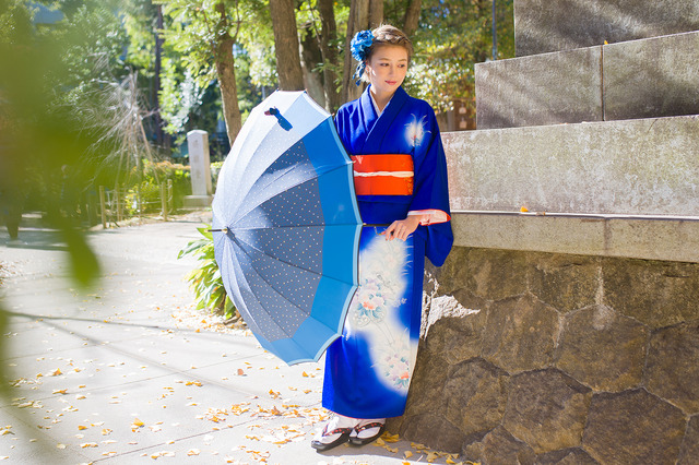 「コラボ傘 着用イメージ」各6,800円（税抜）(C)2015-2018 DMM GAMES/Nitroplus