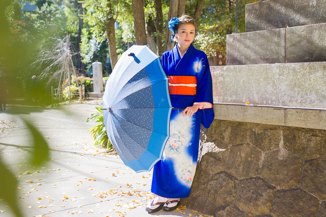 「コラボ傘 着用イメージ」各6,800円（税抜）(C)2015-2018 DMM GAMES/Nitroplus