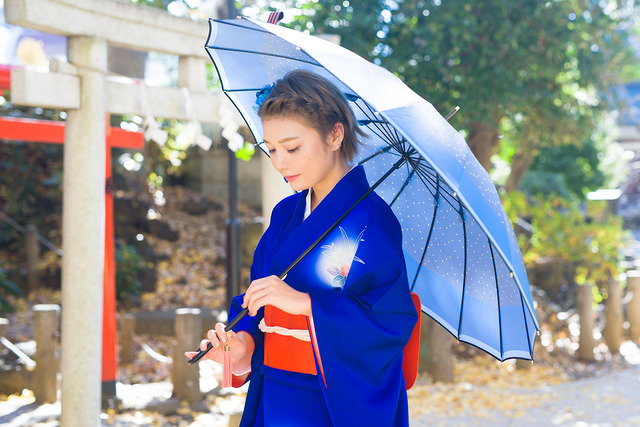 「コラボ傘 着用イメージ」各6,800円（税抜）(C)2015-2018 DMM GAMES/Nitroplus