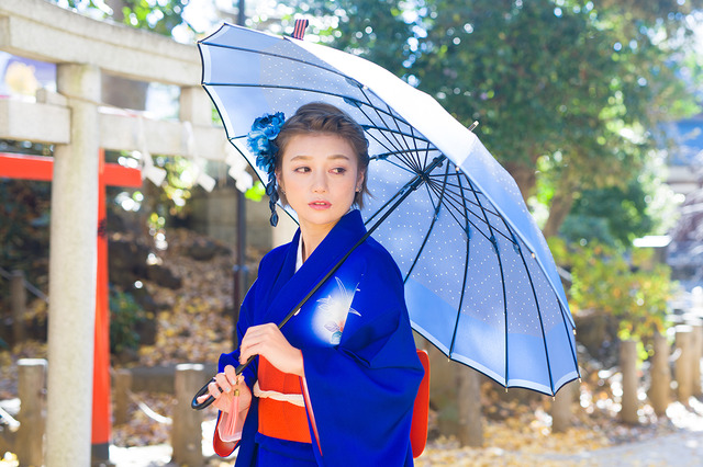 「コラボ傘 着用イメージ」各6,800円（税抜）(C)2015-2018 DMM GAMES/Nitroplus