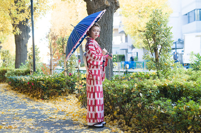 「コラボ傘 着用イメージ」各6,800円（税抜）(C)2015-2018 DMM GAMES/Nitroplus