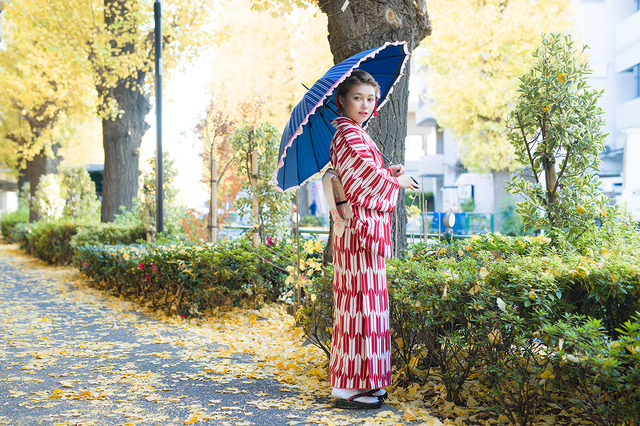 「コラボ傘 着用イメージ」各6,800円（税抜）(C)2015-2018 DMM GAMES/Nitroplus