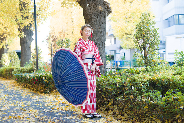 「コラボ傘 着用イメージ」各6,800円（税抜）(C)2015-2018 DMM GAMES/Nitroplus