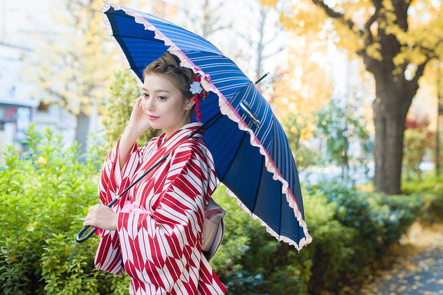 「コラボ傘 着用イメージ」各6,800円（税抜）(C)2015-2018 DMM GAMES/Nitroplus