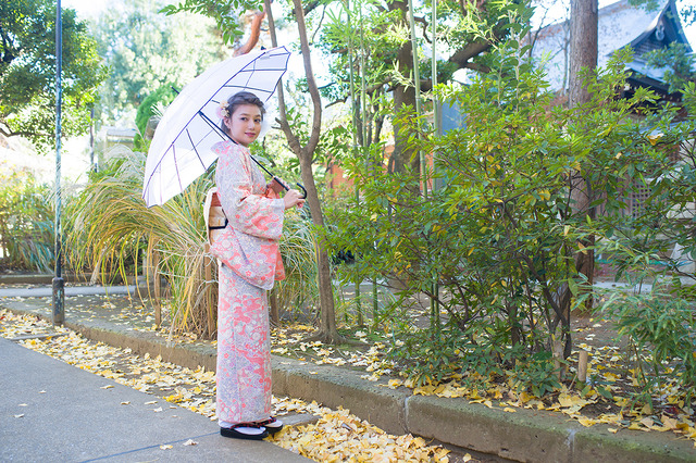 「コラボ傘 着用イメージ」各6,800円（税抜）(C)2015-2018 DMM GAMES/Nitroplus