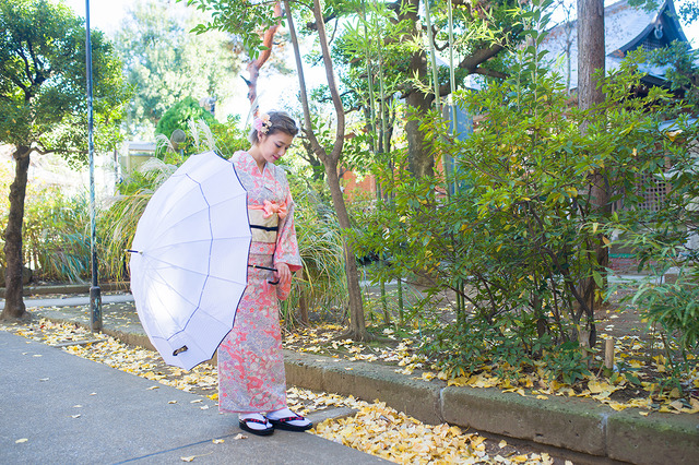 「コラボ傘 着用イメージ」各6,800円（税抜）(C)2015-2018 DMM GAMES/Nitroplus