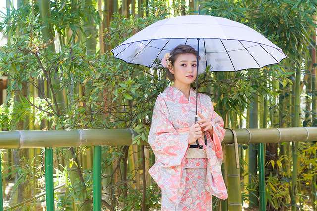 「コラボ傘 着用イメージ」各6,800円（税抜）(C)2015-2018 DMM GAMES/Nitroplus