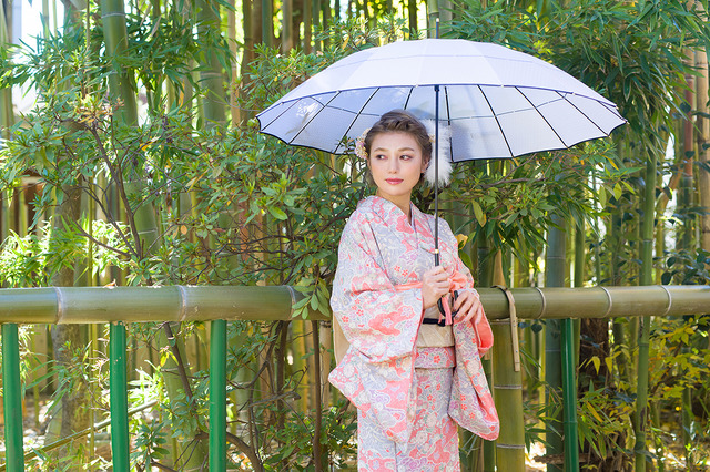 「コラボ傘 着用イメージ」各6,800円（税抜）(C)2015-2018 DMM GAMES/Nitroplus