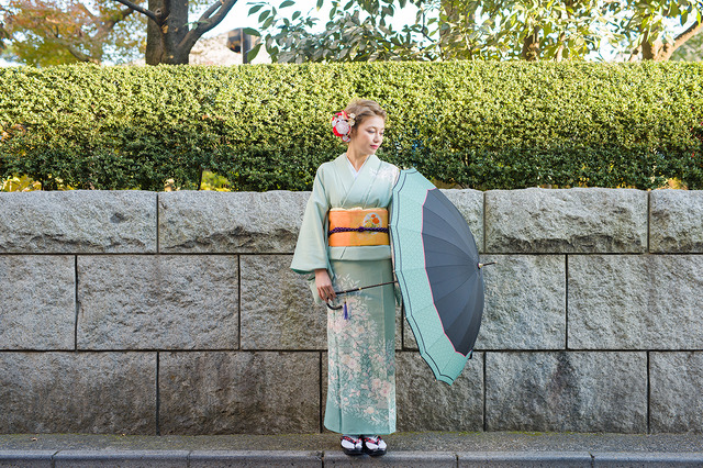 「コラボ傘 着用イメージ」各6,800円（税抜）(C)2015-2018 DMM GAMES/Nitroplus