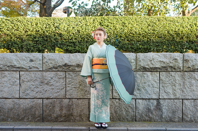 「コラボ傘 着用イメージ」各6,800円（税抜）(C)2015-2018 DMM GAMES/Nitroplus