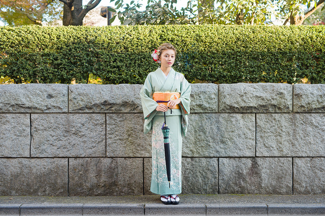 「コラボ傘 着用イメージ」各6,800円（税抜）(C)2015-2018 DMM GAMES/Nitroplus