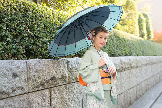 「コラボ傘 着用イメージ」各6,800円（税抜）(C)2015-2018 DMM GAMES/Nitroplus