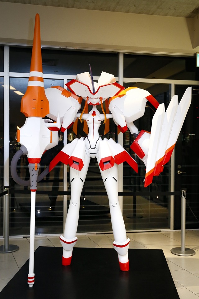 「フランクス『ストレリチア』大型立像」(C)ダーリン・イン・ザ・フランキス製作委員会