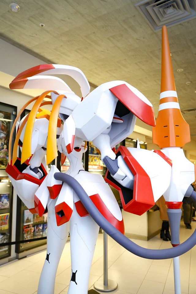 「フランクス『ストレリチア』大型立像」(C)ダーリン・イン・ザ・フランキス製作委員会