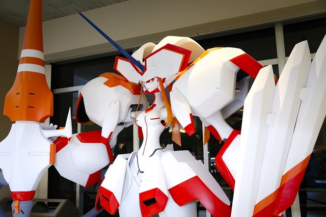 「フランクス『ストレリチア』大型立像」(C)ダーリン・イン・ザ・フランキス製作委員会